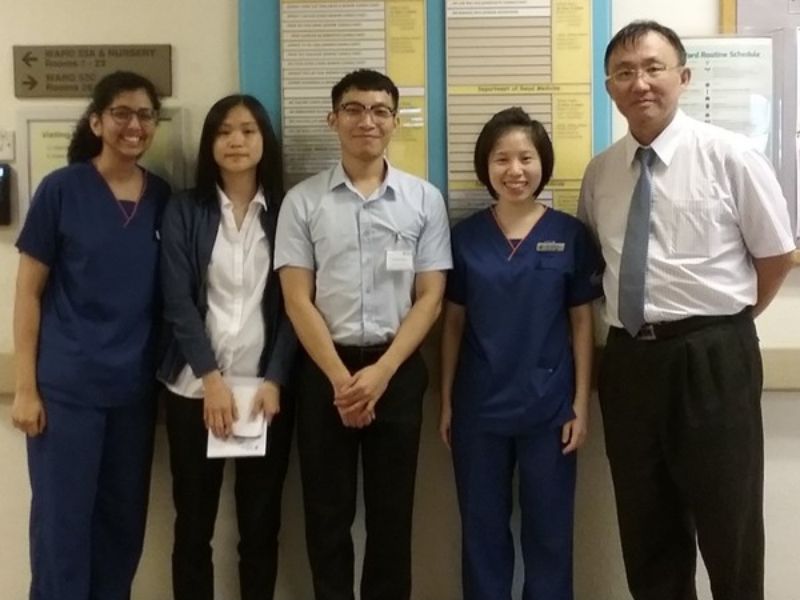 教師至新加坡中央醫院訪視學生見習情形