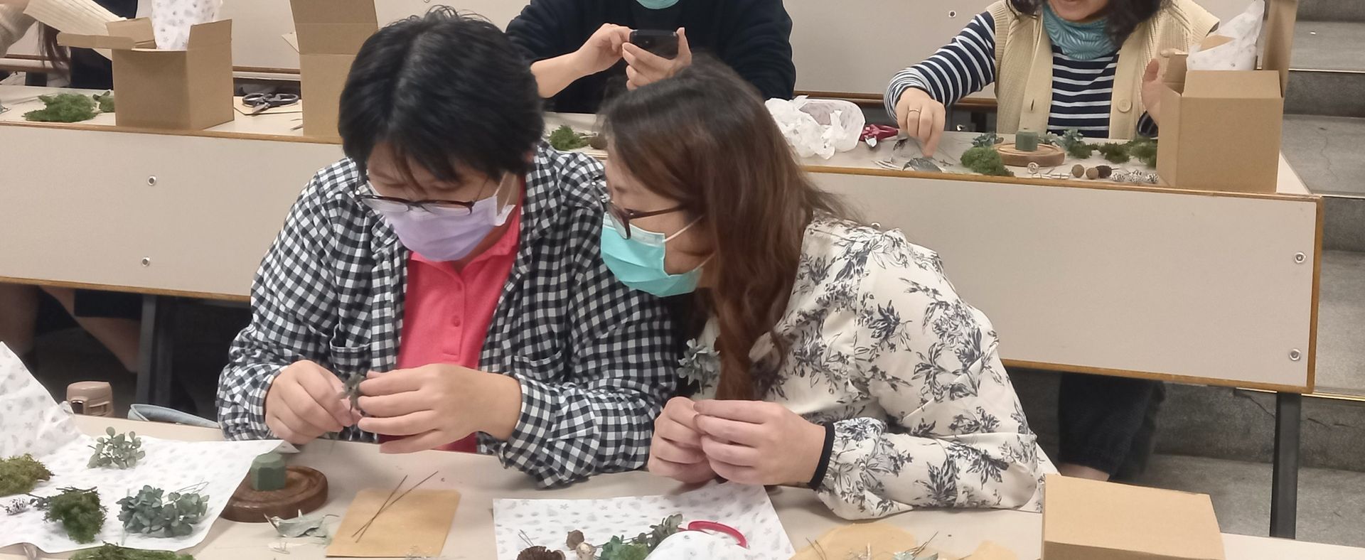 112學年度第1學期文康活動-永生花玻璃球20231214