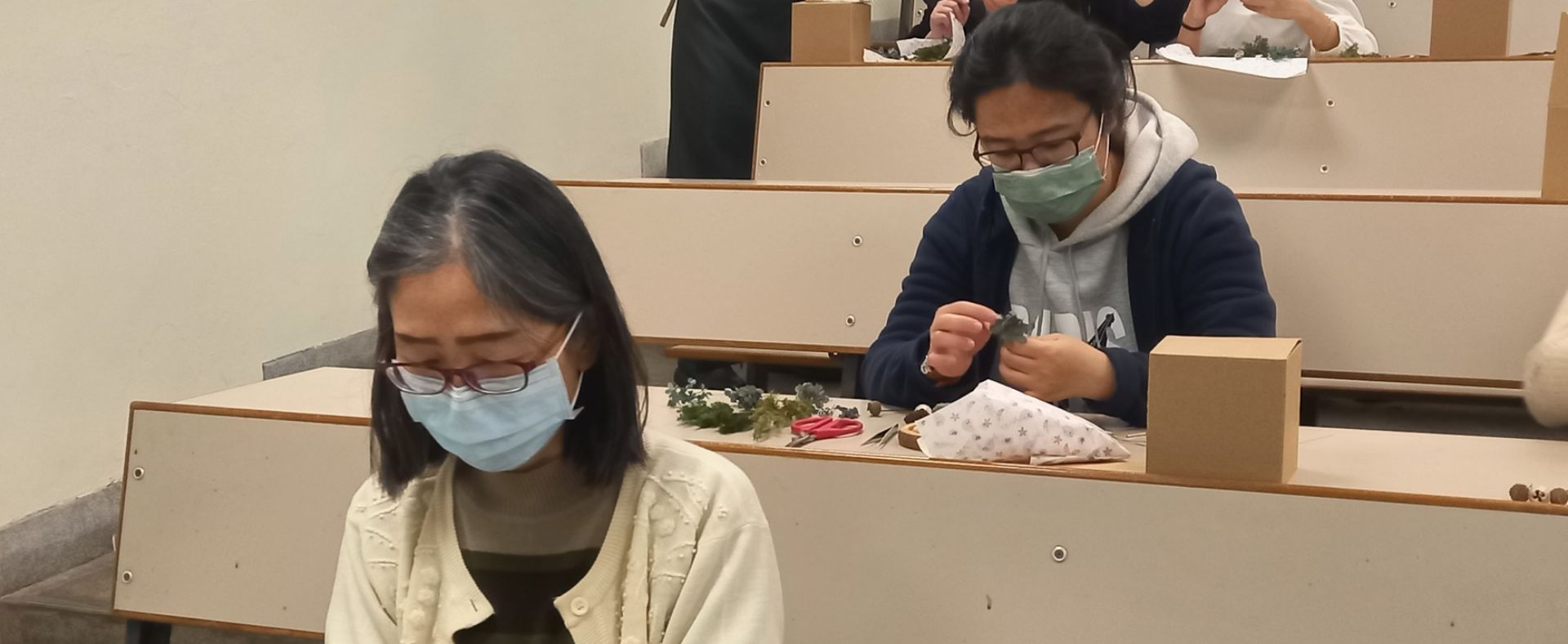 112學年度第1學期文康活動-永生花玻璃球20231214