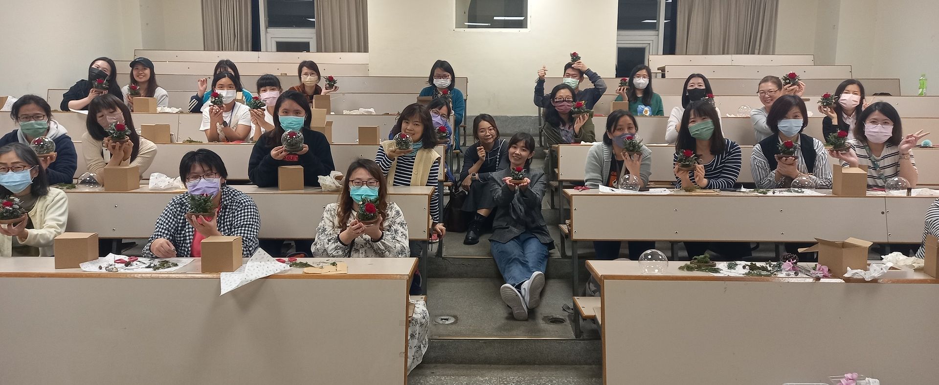 112學年度第1學期文康活動-永生花玻璃球20231214
