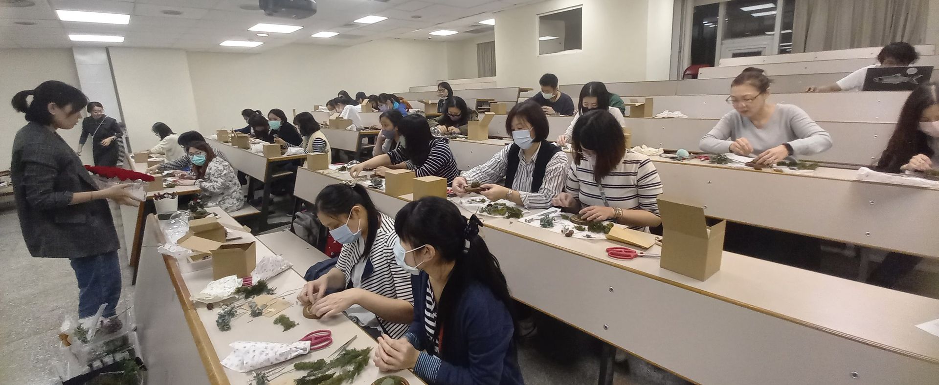 112學年度第1學期文康活動-永生花玻璃球20231214