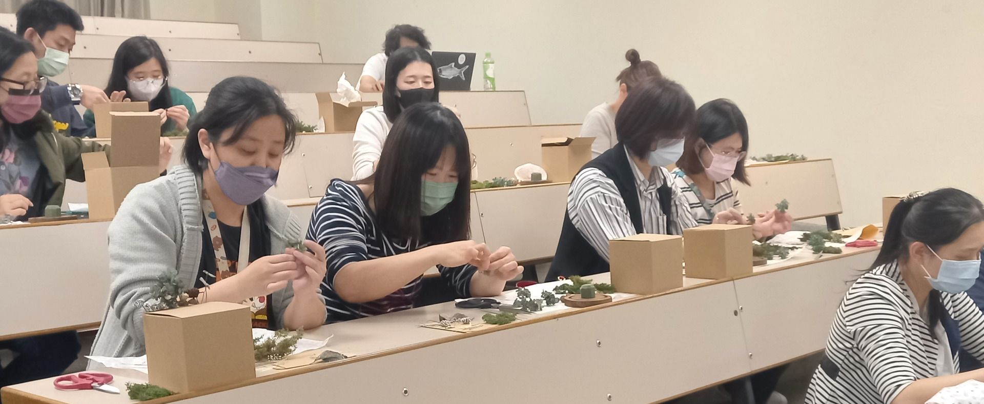 112學年度第1學期文康活動-永生花玻璃球20231214