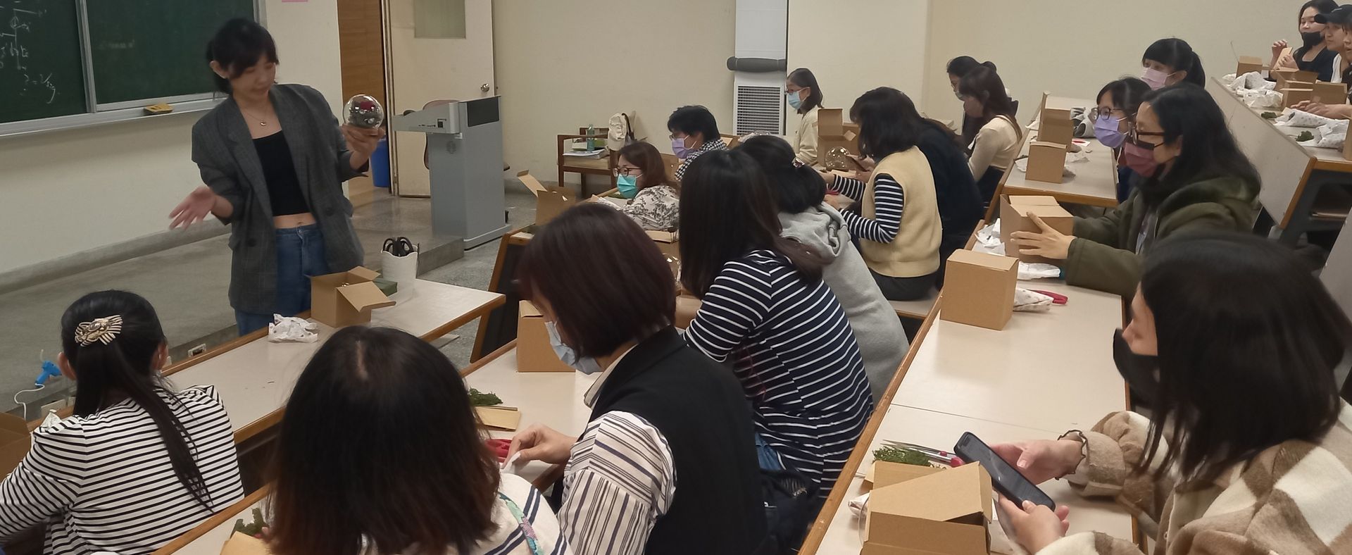 112學年度第1學期文康活動-永生花玻璃球20231214