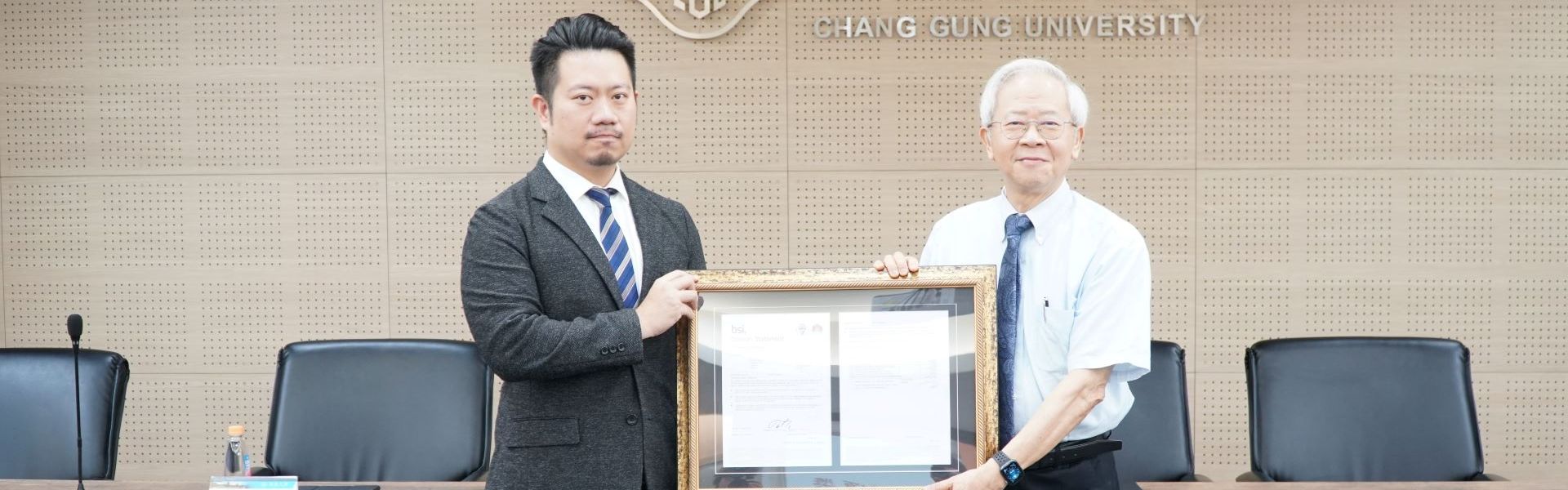 為因應國際ESG趨勢，長庚大學2024年6月進行溫室氣體盤查，確認本校初次盤查之排放量正確性，獲「ISO 14064-1溫室氣體盤查」國際認證，同年9月24日由湯明哲校長代表接受BSI英國標準協會林應祥副協理頒發證書。授證儀式上，湯校長率同永續長李坤穆及校內各級主管共同參與，允諾未來將制定更好的減碳目標與行動方案，配合政府2050年淨零碳排及碳中和目標邁進。
