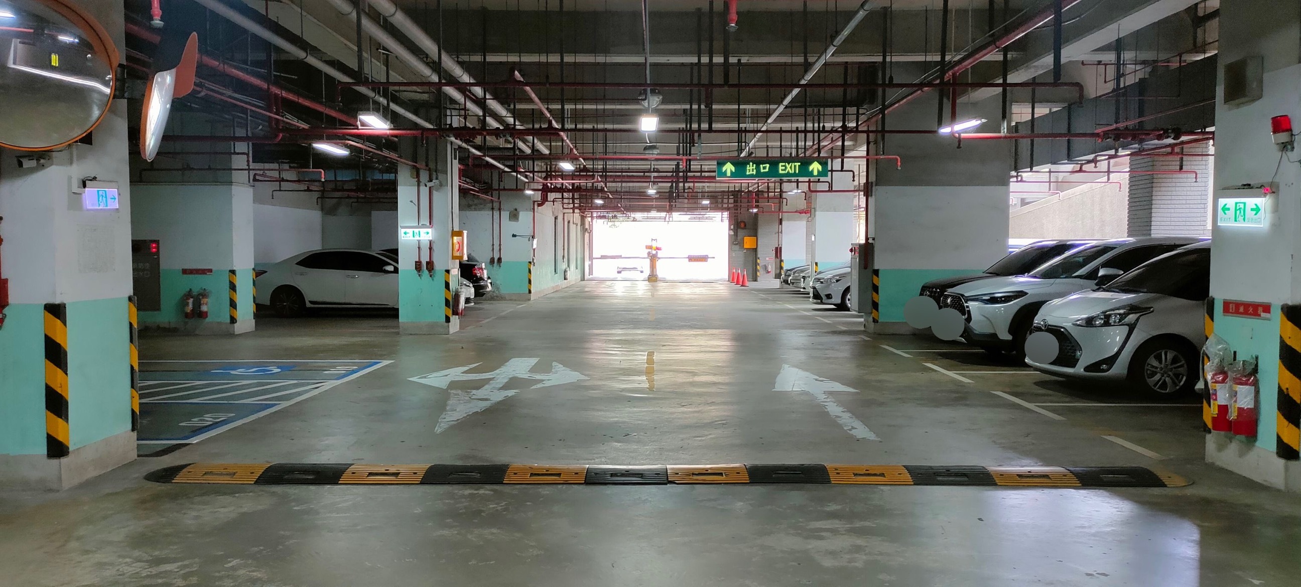 管理大樓停車場