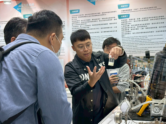 吳明忠老師的技術團隊於展會現場介紹以廢塑膠轉化為氫能源的創新循環方案。.png