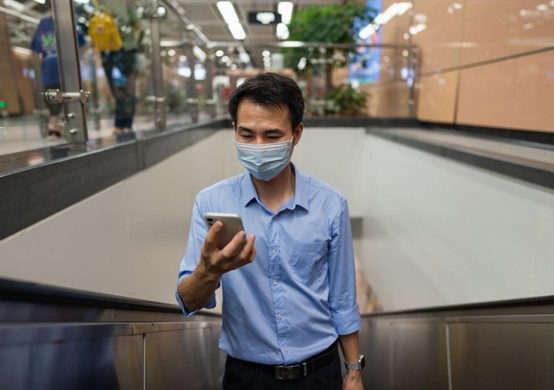 上下樓梯與電扶梯勿使用手機