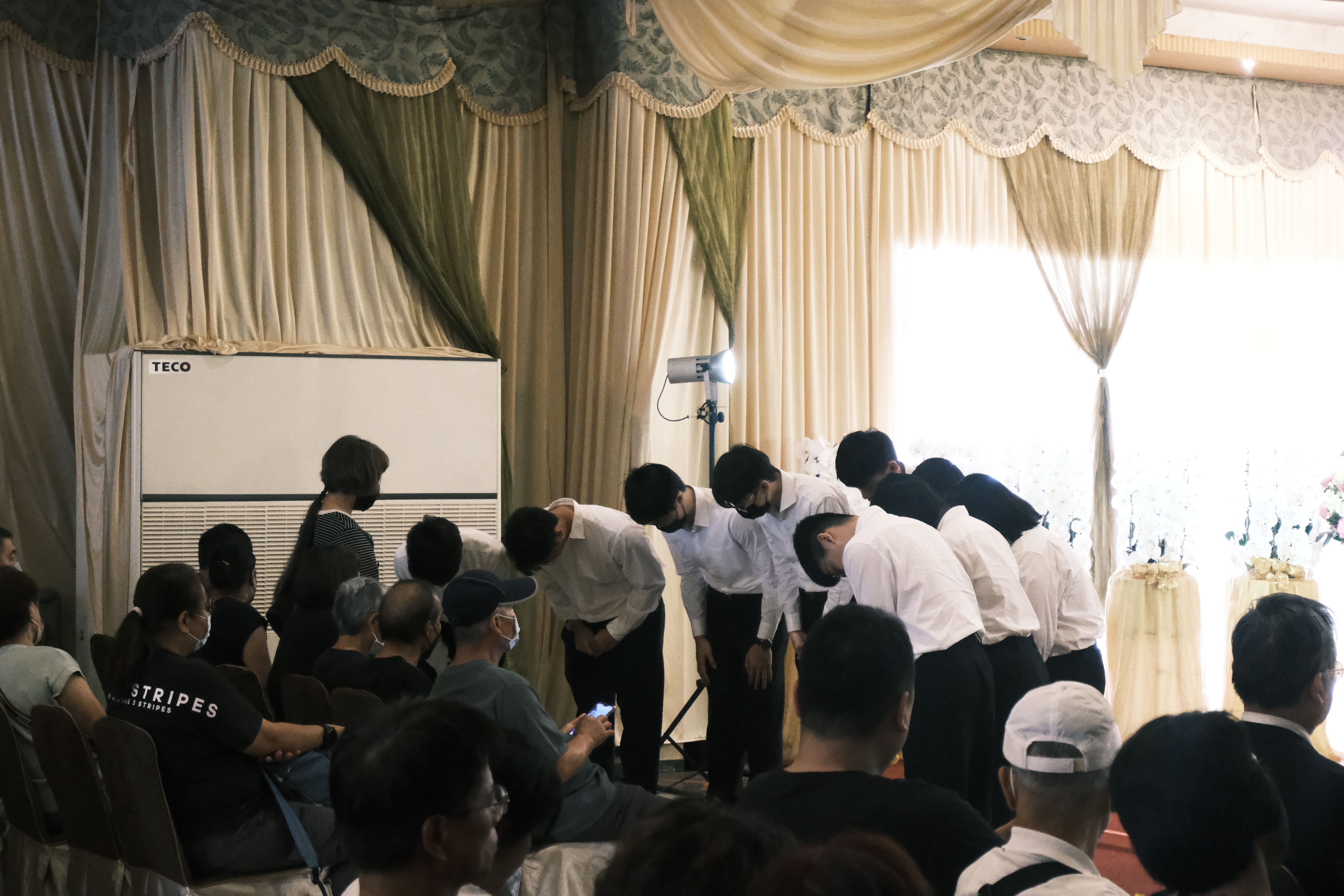 學生向家屬鞠躬致謝