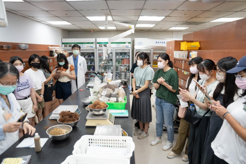 參訪中醫藥劑部合影