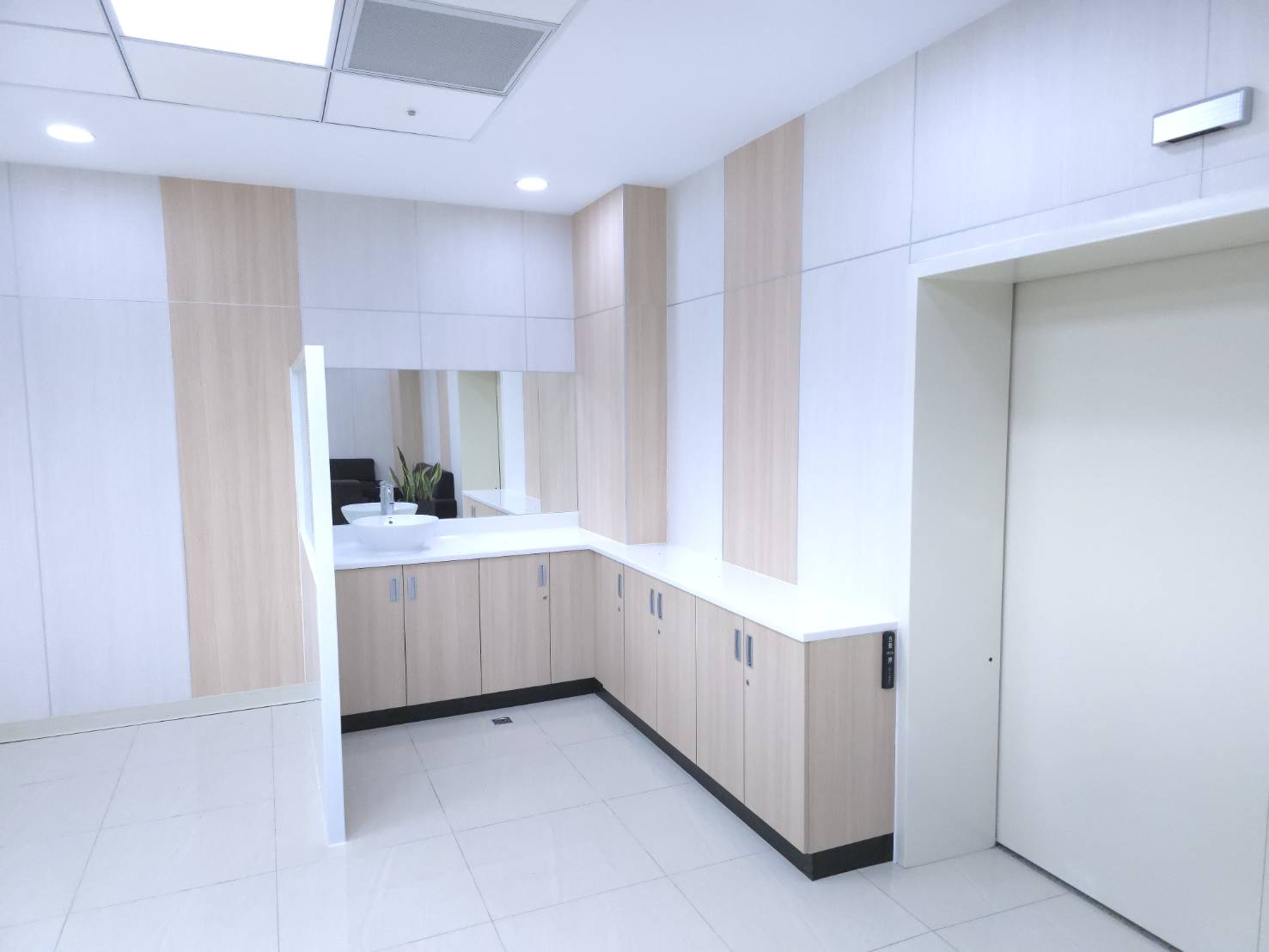 家屬接待室已完成整修，內設梳妝鏡整理儀容。