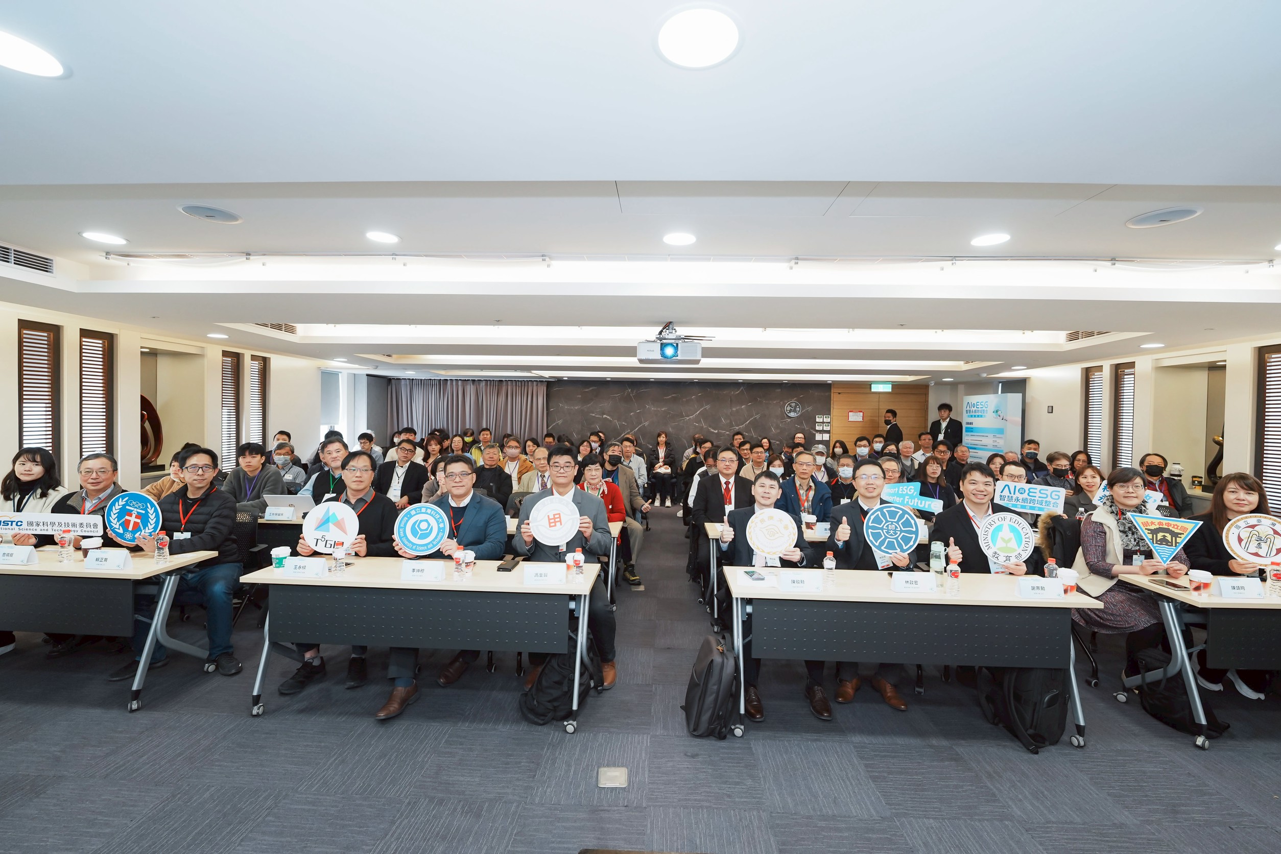圖四_活動現場吸引眾多與產官學研駐足討論交流，匯集各校頂尖AI與ESG技術，促進產學界的深度交流與合作