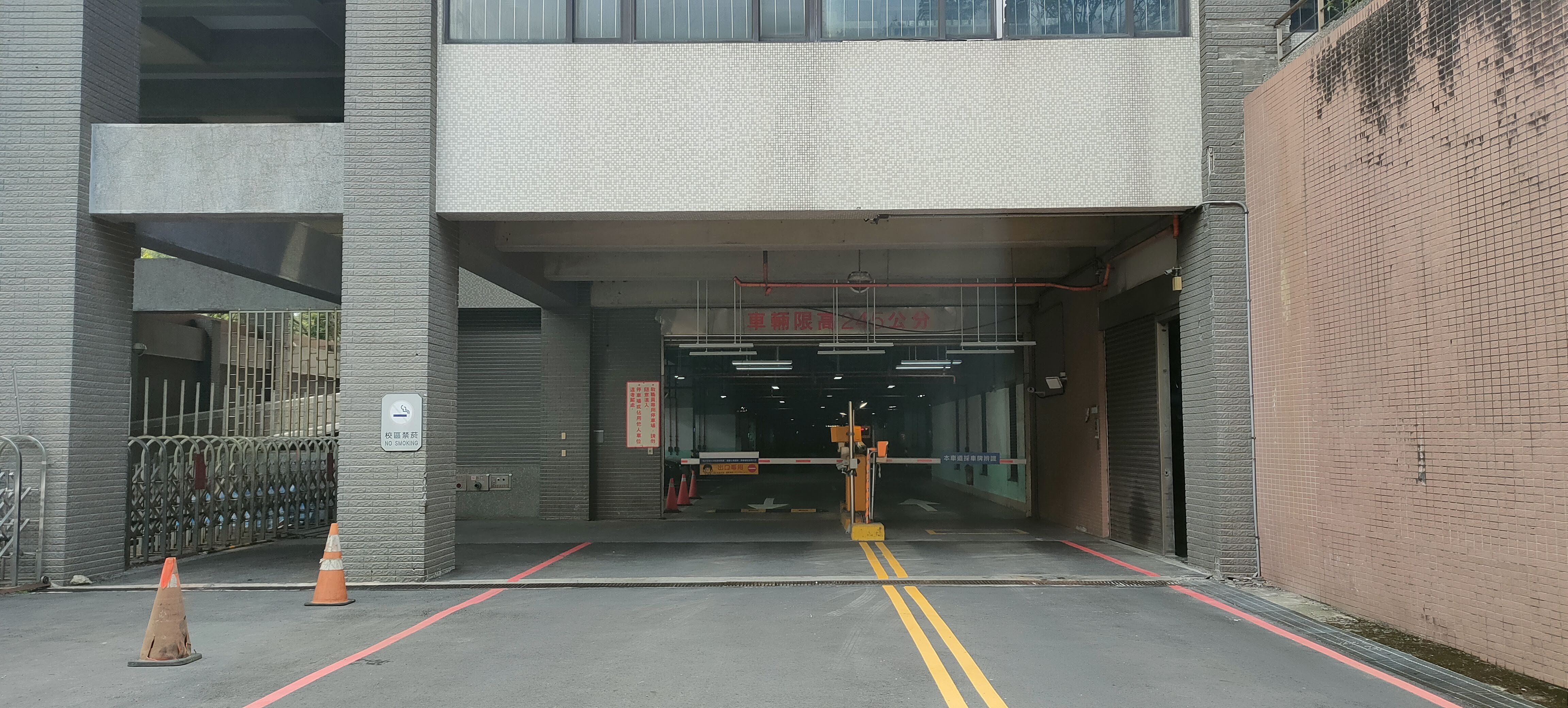 管理大樓停車場