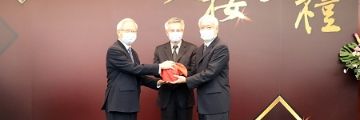 在長庚大學董事會黃振青董事監交下， 包家駒校長將印信交接給新任湯明哲校長