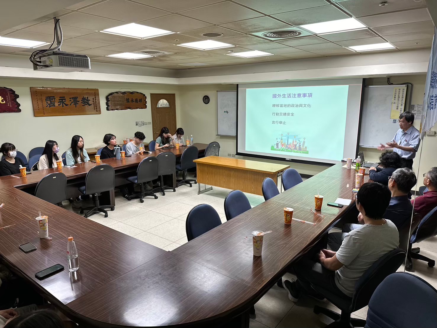 LINE_ALBUM_2024613 2024大學生暑期海外交換行前說明會_241213_13.jpg