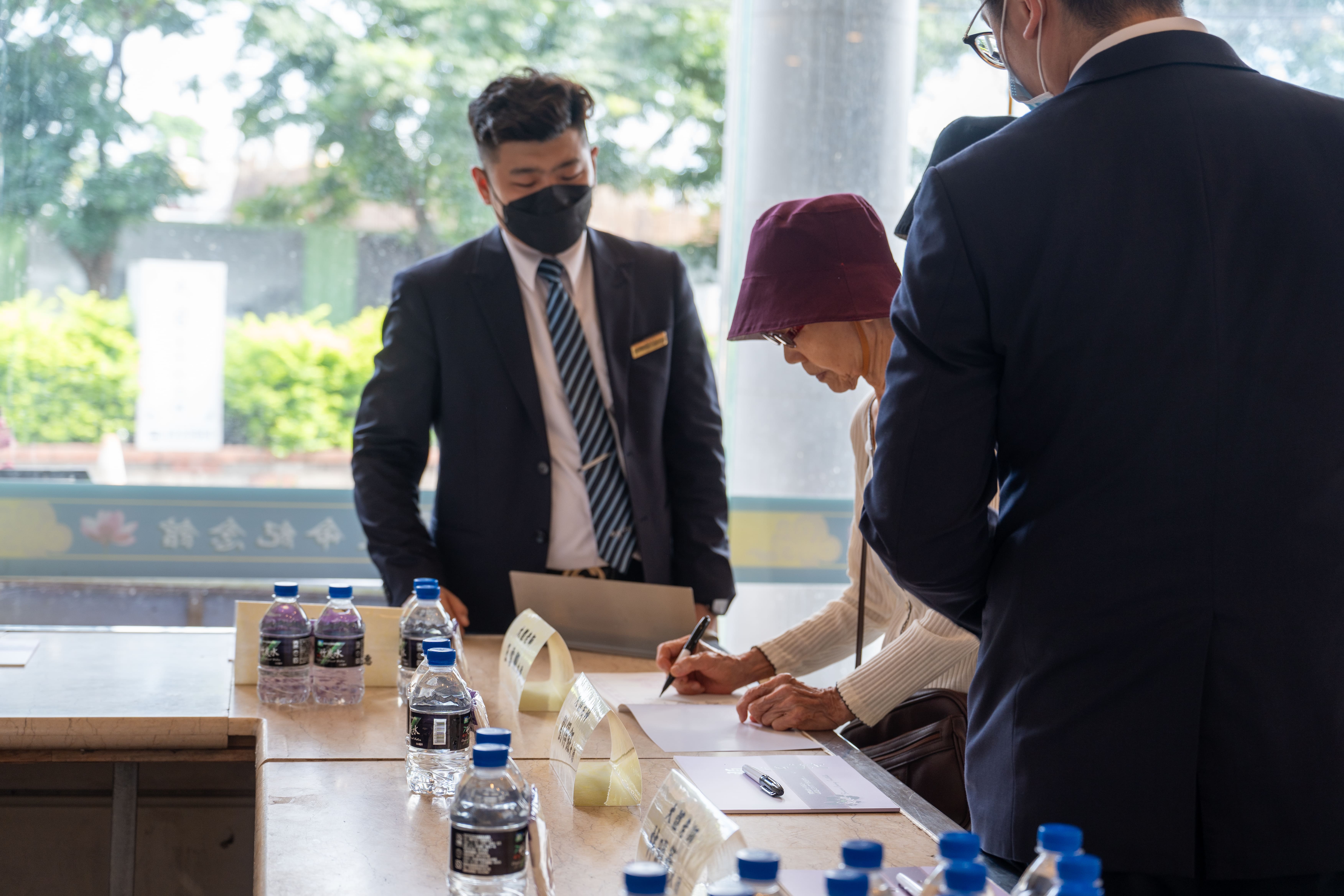 家屬前往火化追思感恩儀式簽到處