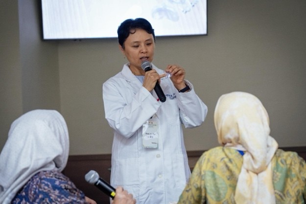 In our workshop, Dr. Chien-Jung Pai discusses with an orthodontist from Indonesia