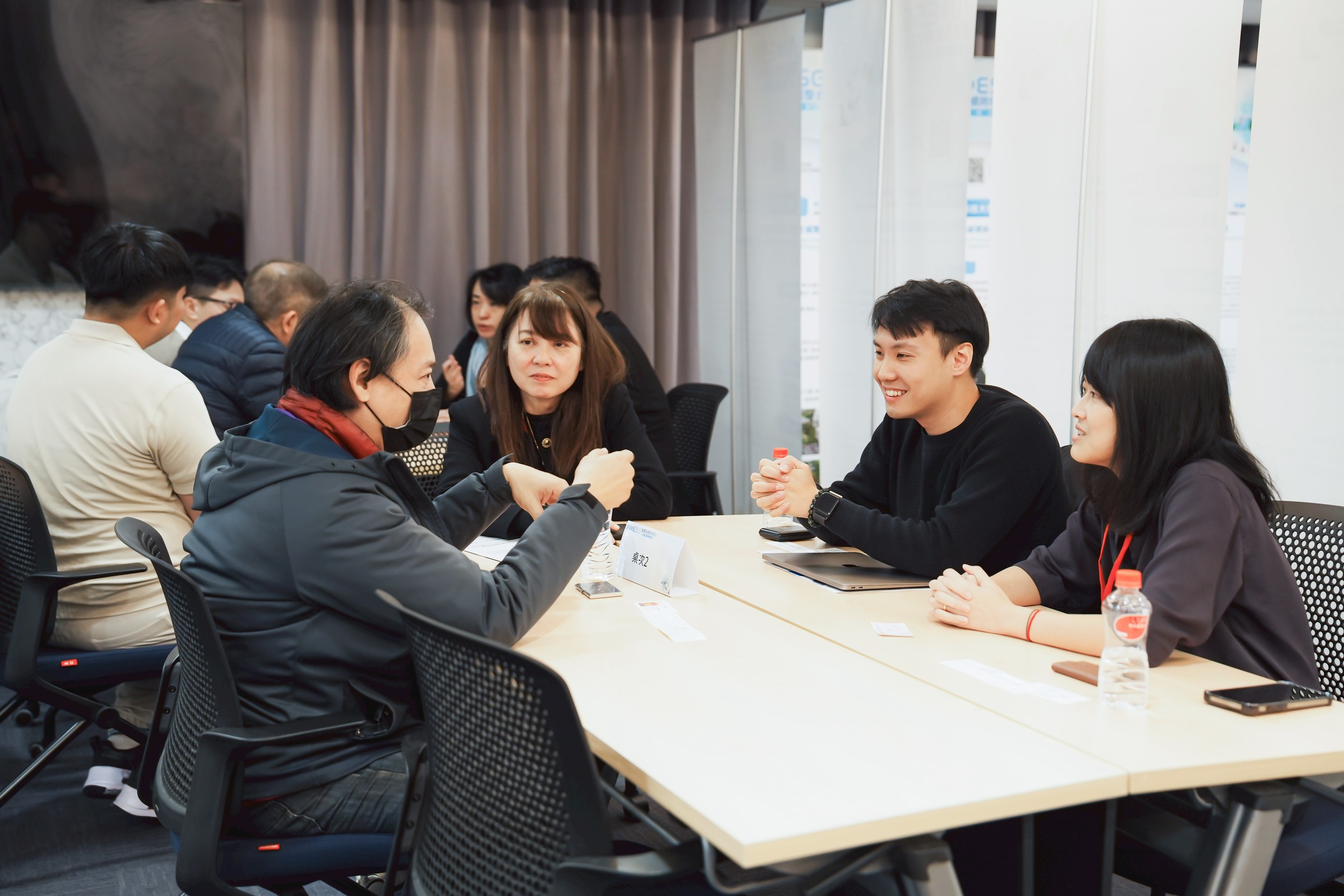 圖五_現場安排一對一媒合洽談，匯集各校頂尖新能源技術，展現台灣在淨零排放、能源效率與ESG治理等議題上的合作需求