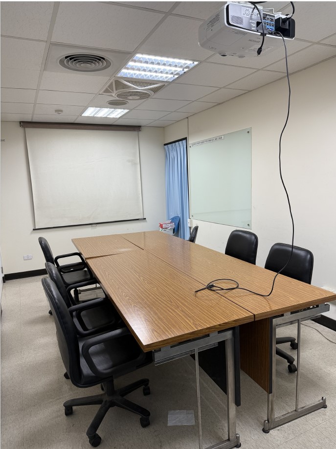 B區內部約容納 8人  (Capacity: Approximately 8 persons)