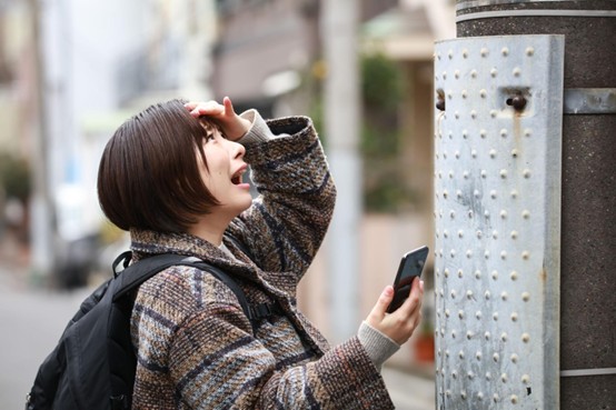 滑手機可能有碰撞的危險