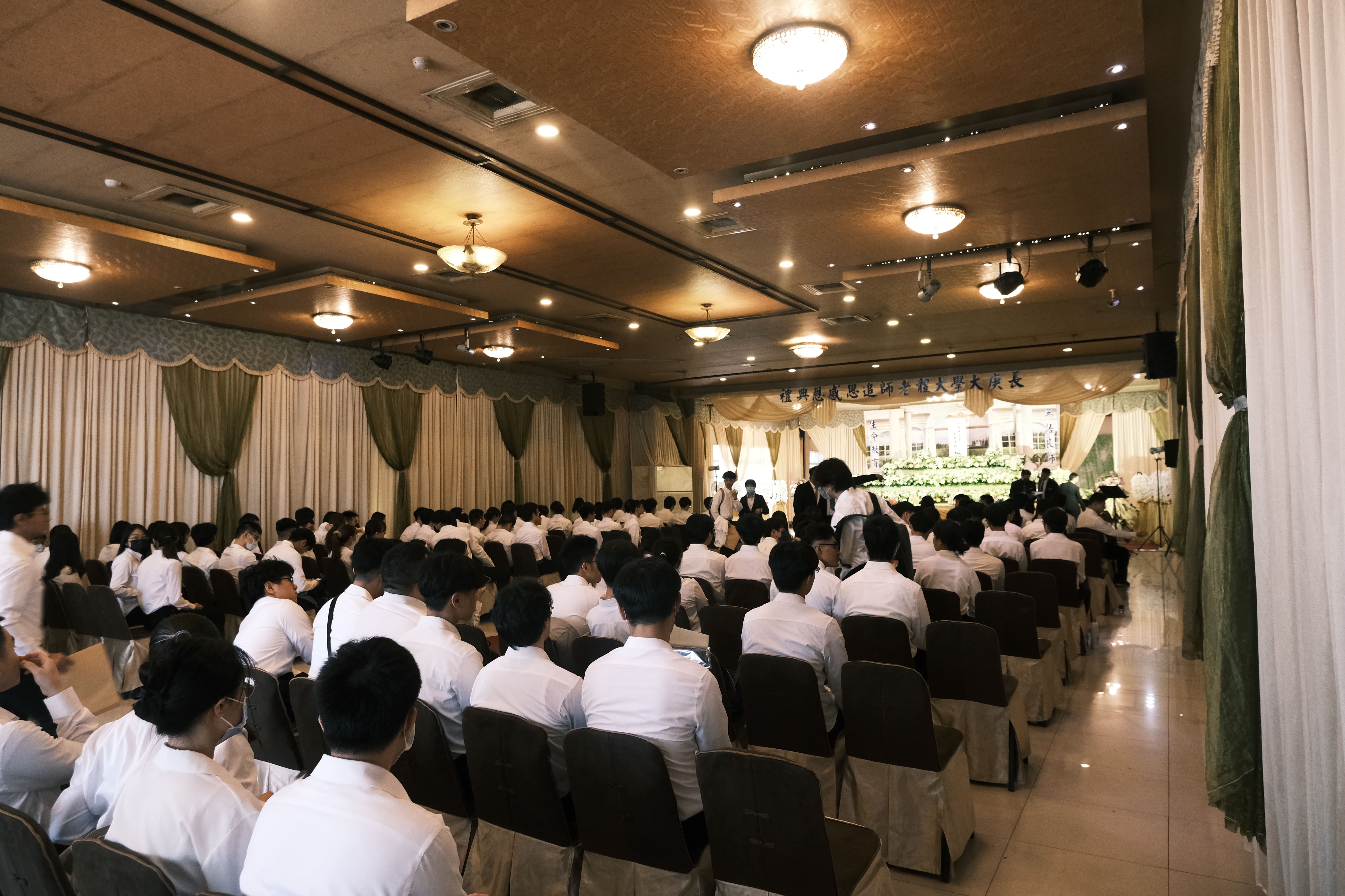 參與儀式家屬與學生