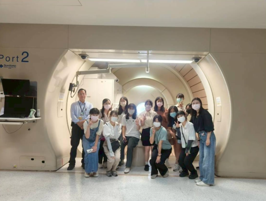 參訪質子中心合影