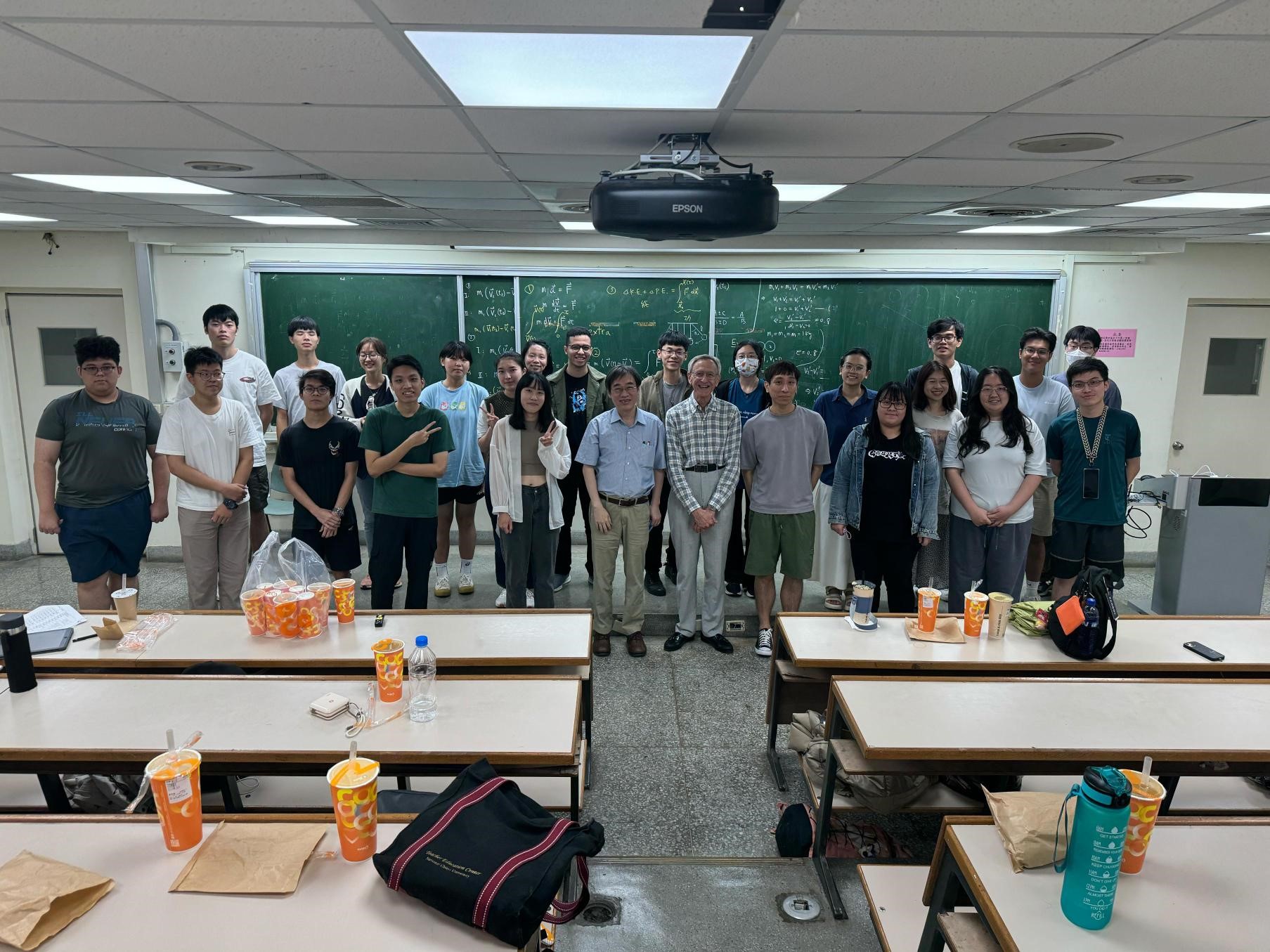 113-1醫技系English Corner活動6.jpg