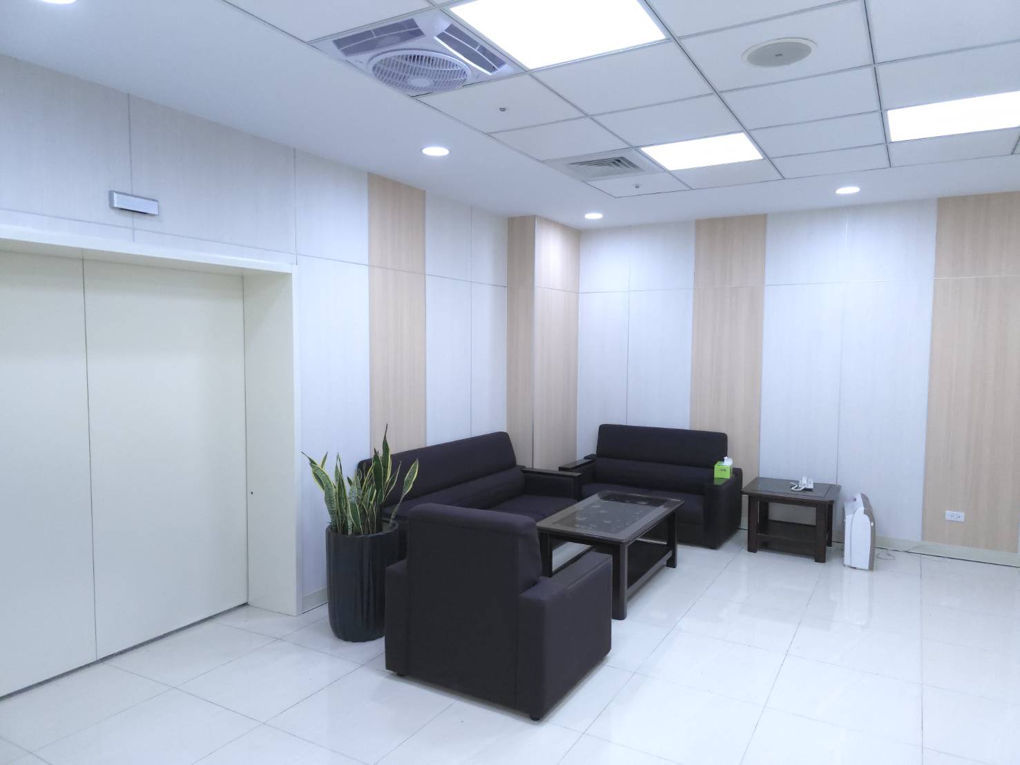 家屬接待室已完成整修，內設沙發休息處。