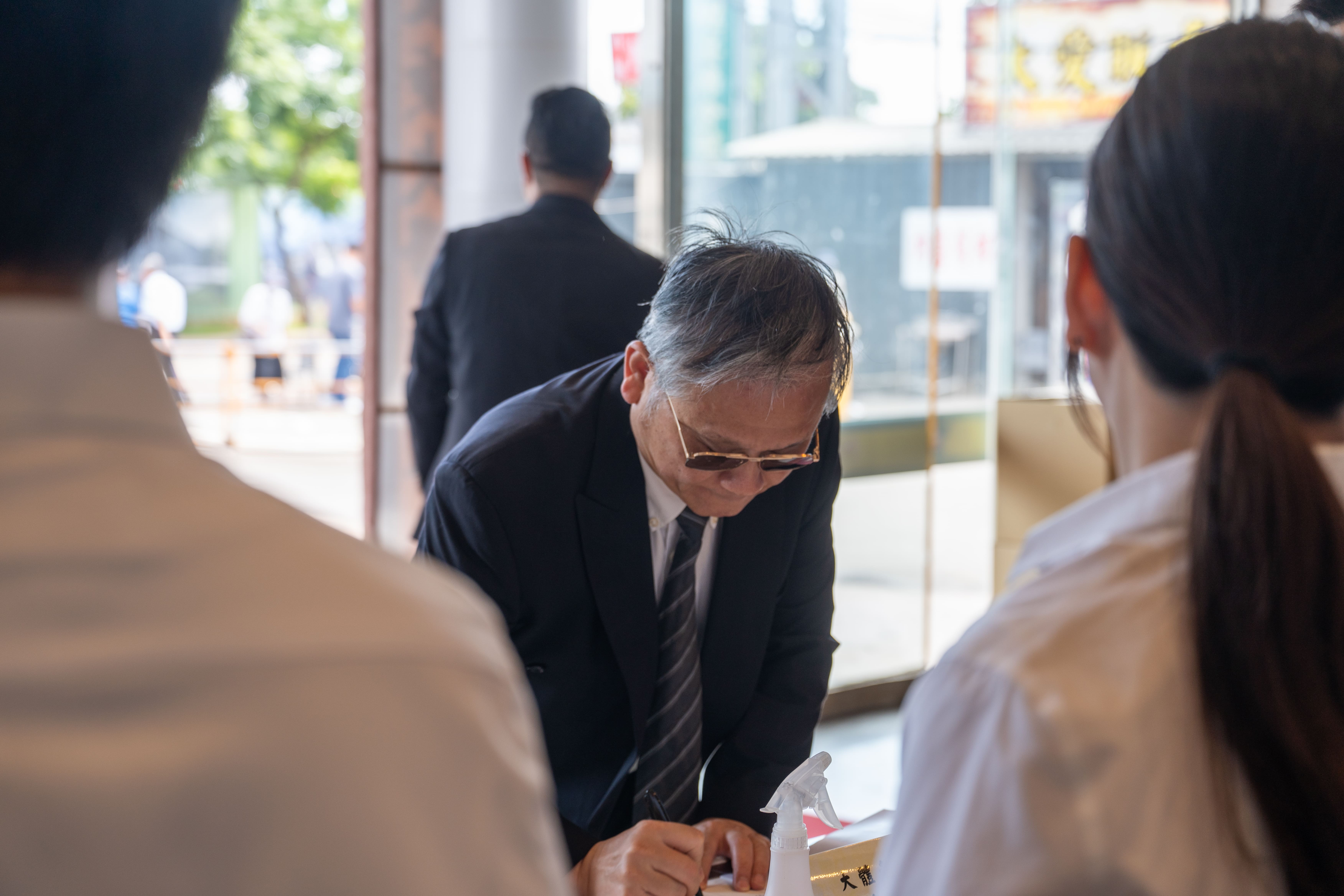 家屬前往追思感恩儀式簽到處
