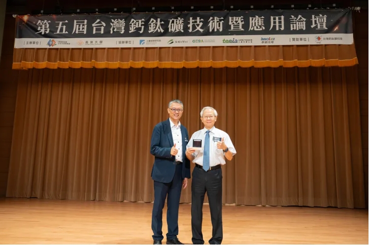 左：陳來助理事長、右、湯明哲校長.jpg
