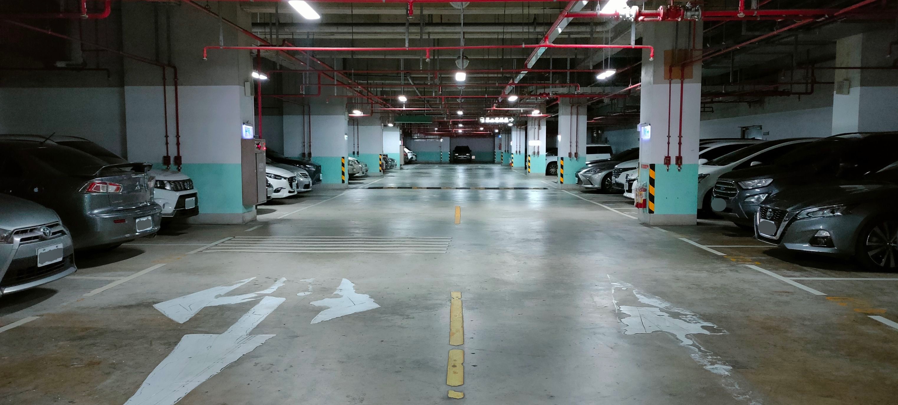 管理大樓停車場