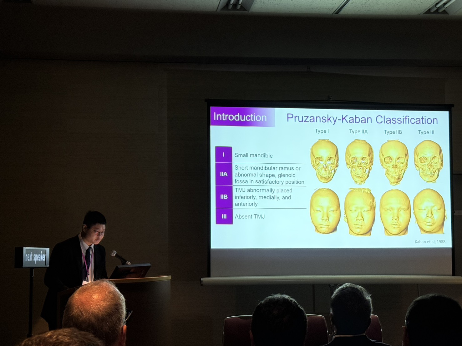 葉作洋醫師進行口頭報告