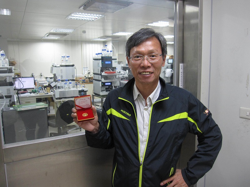 簡昆鎰老師服務滿15年