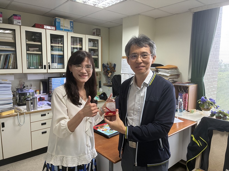 余兆松老師服務滿30年1