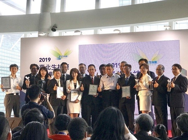 柯文哲市長與15個獲獎單位合照