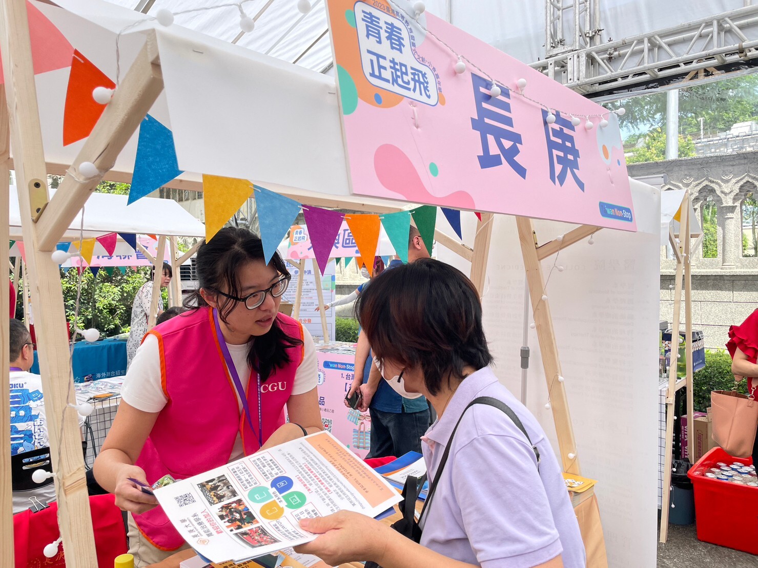 圖四：國際處執行秘書胡貽霖老師（左）向澳門學生介紹本校特色及優勢