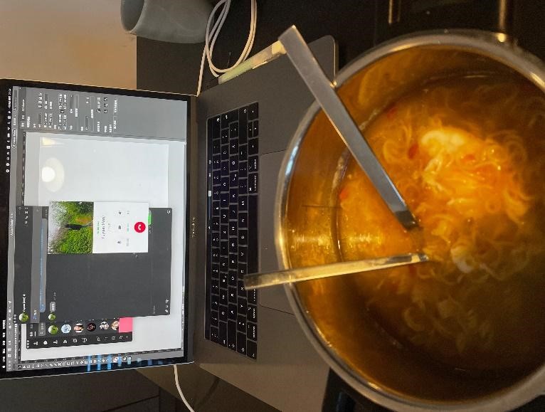 一碗泡麵配著line語音通話，是留學生的日常