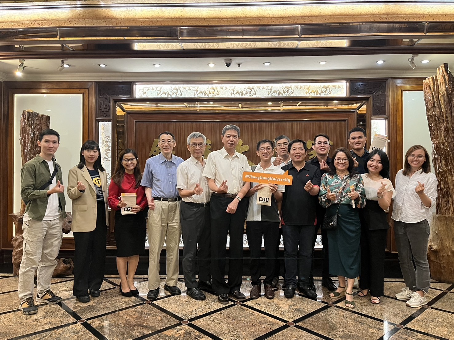 圖六：國際處及金國生副院長( 左六 )、廖駿偉老師(左五)、張睿達老師( 左四 )與越南校友聯誼活動