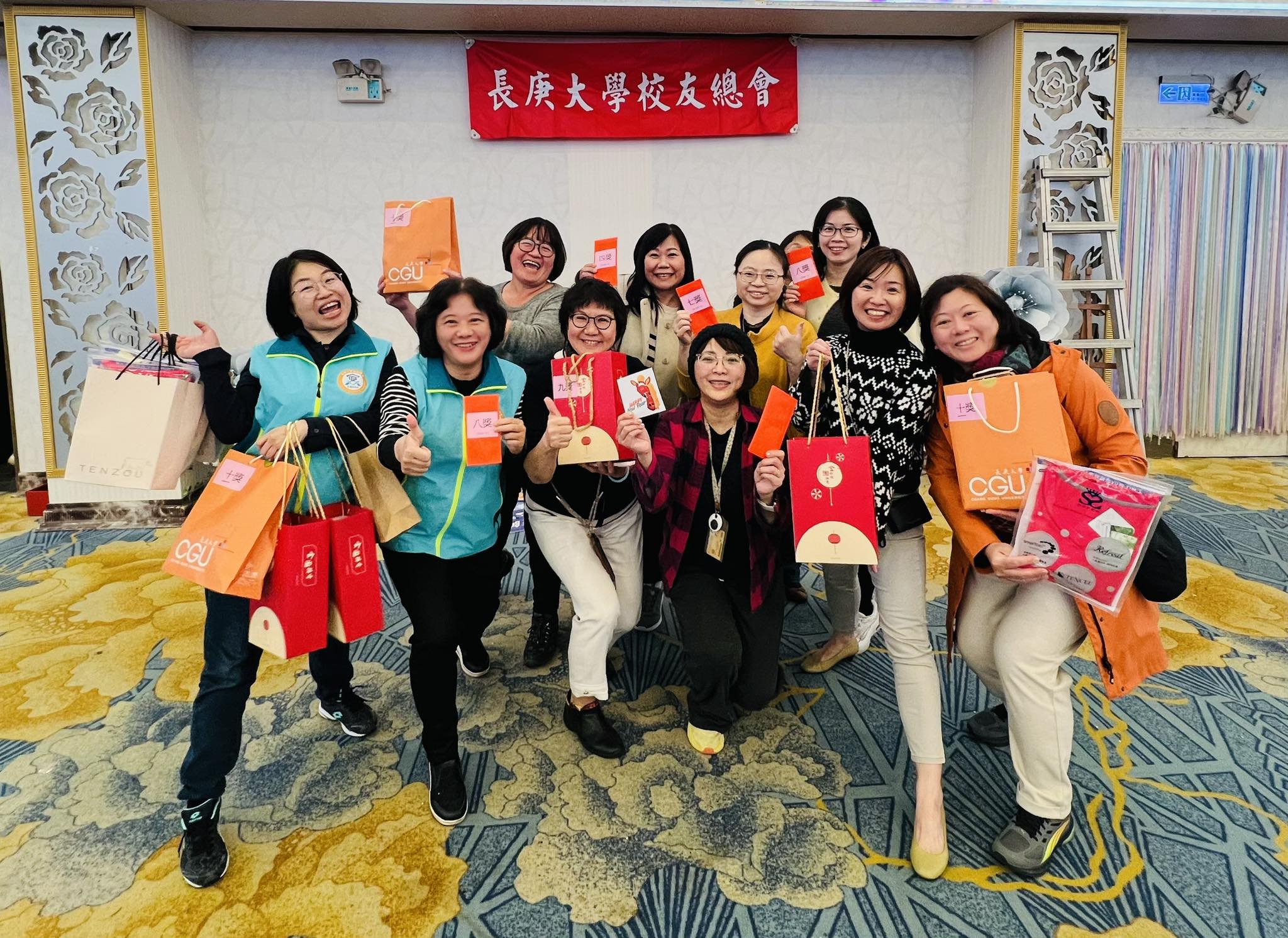 校友們伴手禮和抽獎好禮滿載而歸