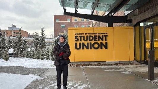 林校友在 UWM 學生活動中心前留影