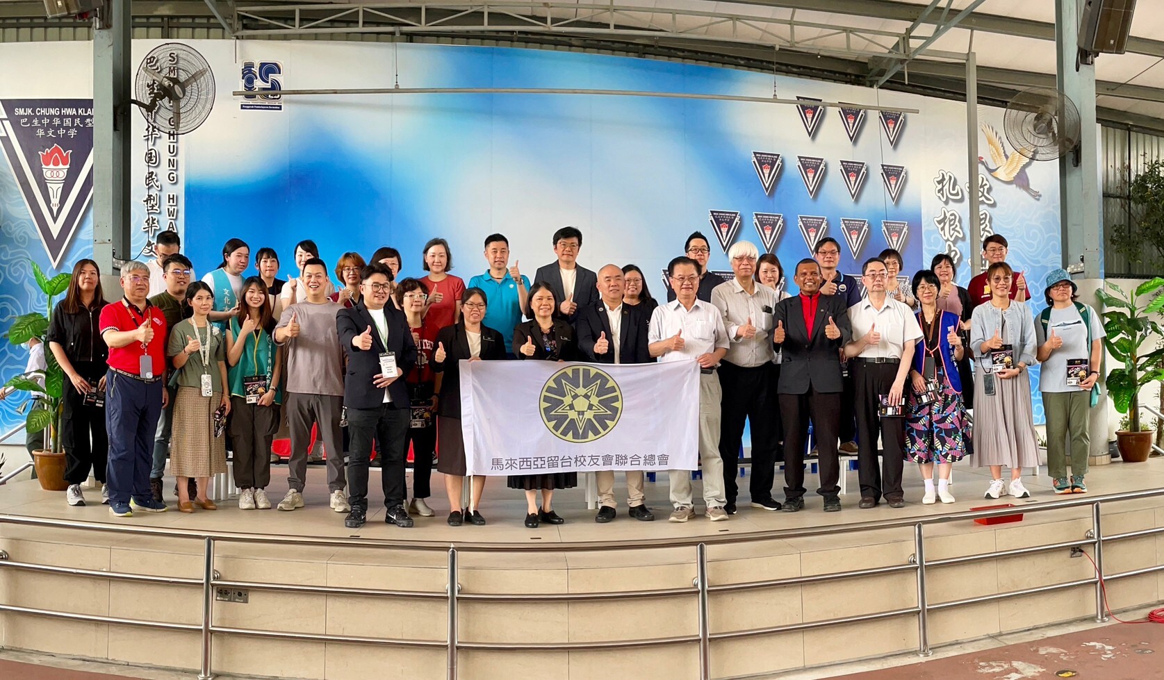 圖八：參加馬來西亞台灣高等教育展與留台校友聯合總會合影。(國際處職員為最後排左三)