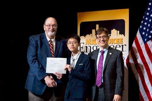 林校友在 UWM 工院畢業典禮中獲頒證書(照片左二)