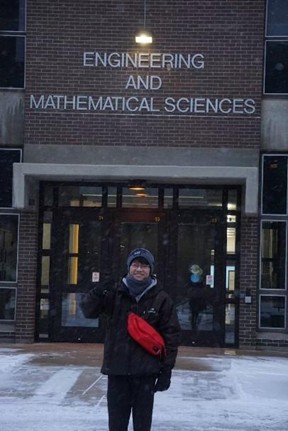 林校友在理工大樓前留影