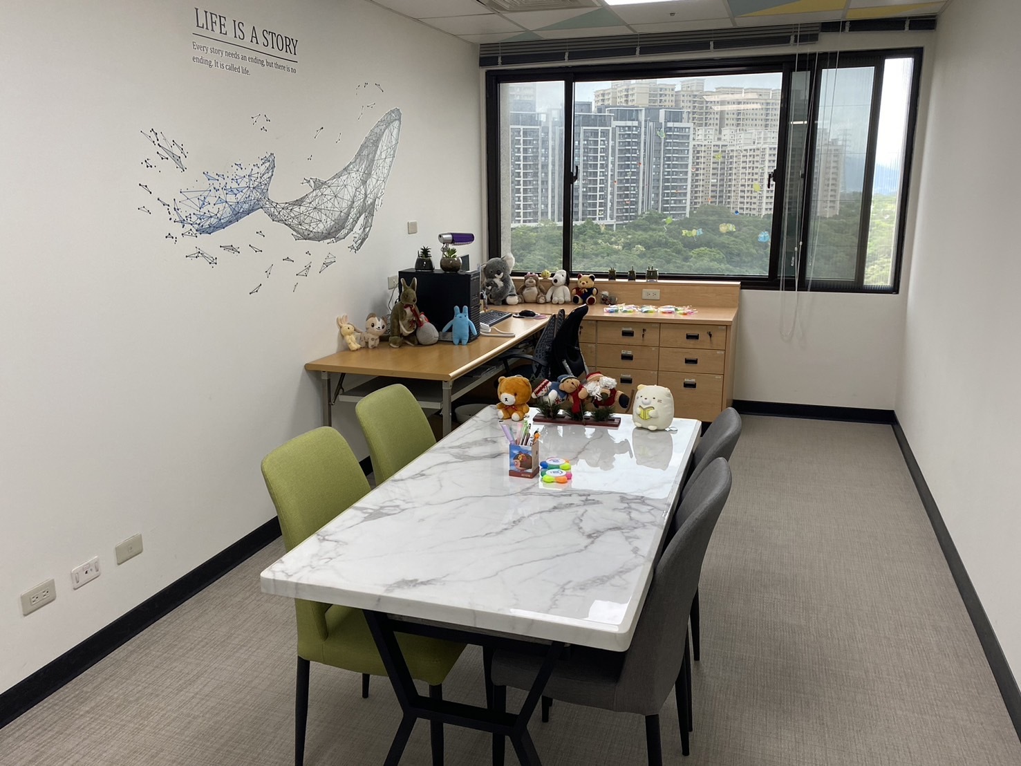 溫馨且視野佳的學習規劃辦公室晤談室