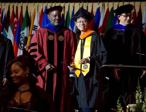 作者參加 UWM 畢業典禮(右二)