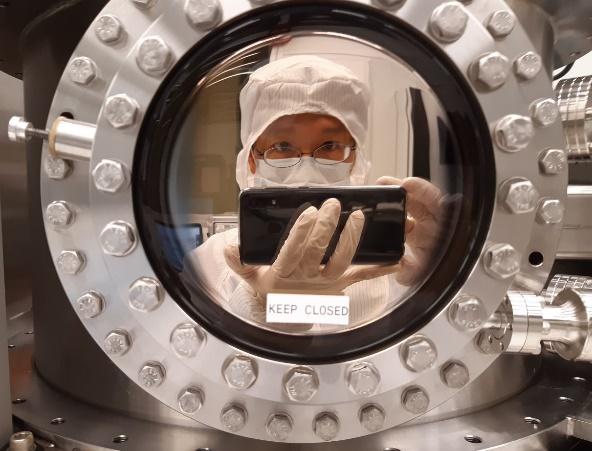 A person taking a selfie in a washing machine Description automatically generated with medium confidence