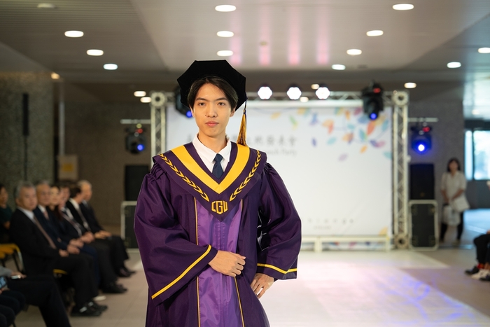 長庚大學舉辦學位袍發表會，圖為學士學位袍。