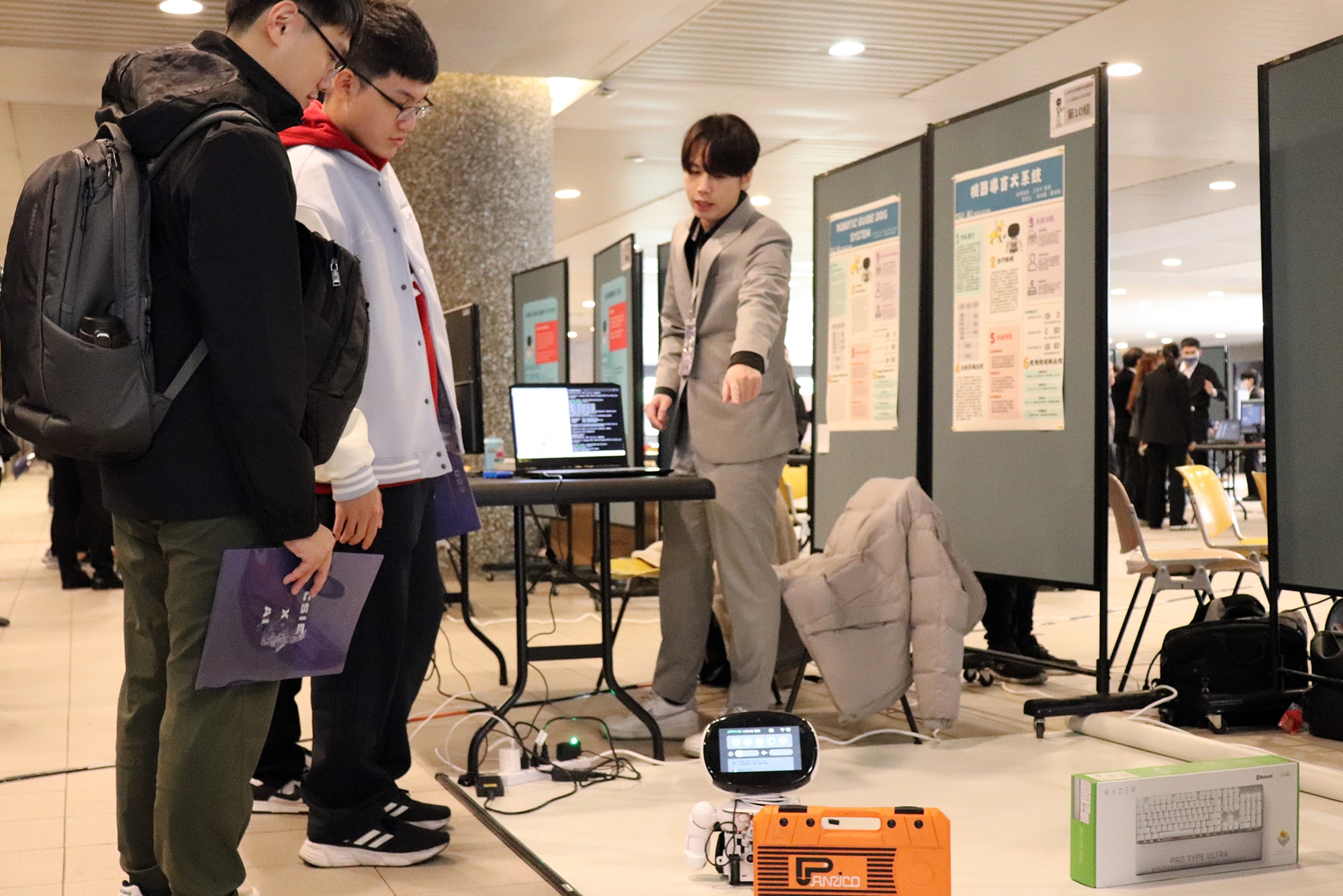 長庚大學資工、AI兩系聯合畢展，同學們仔細向評審與參觀師生介紹專題成果。