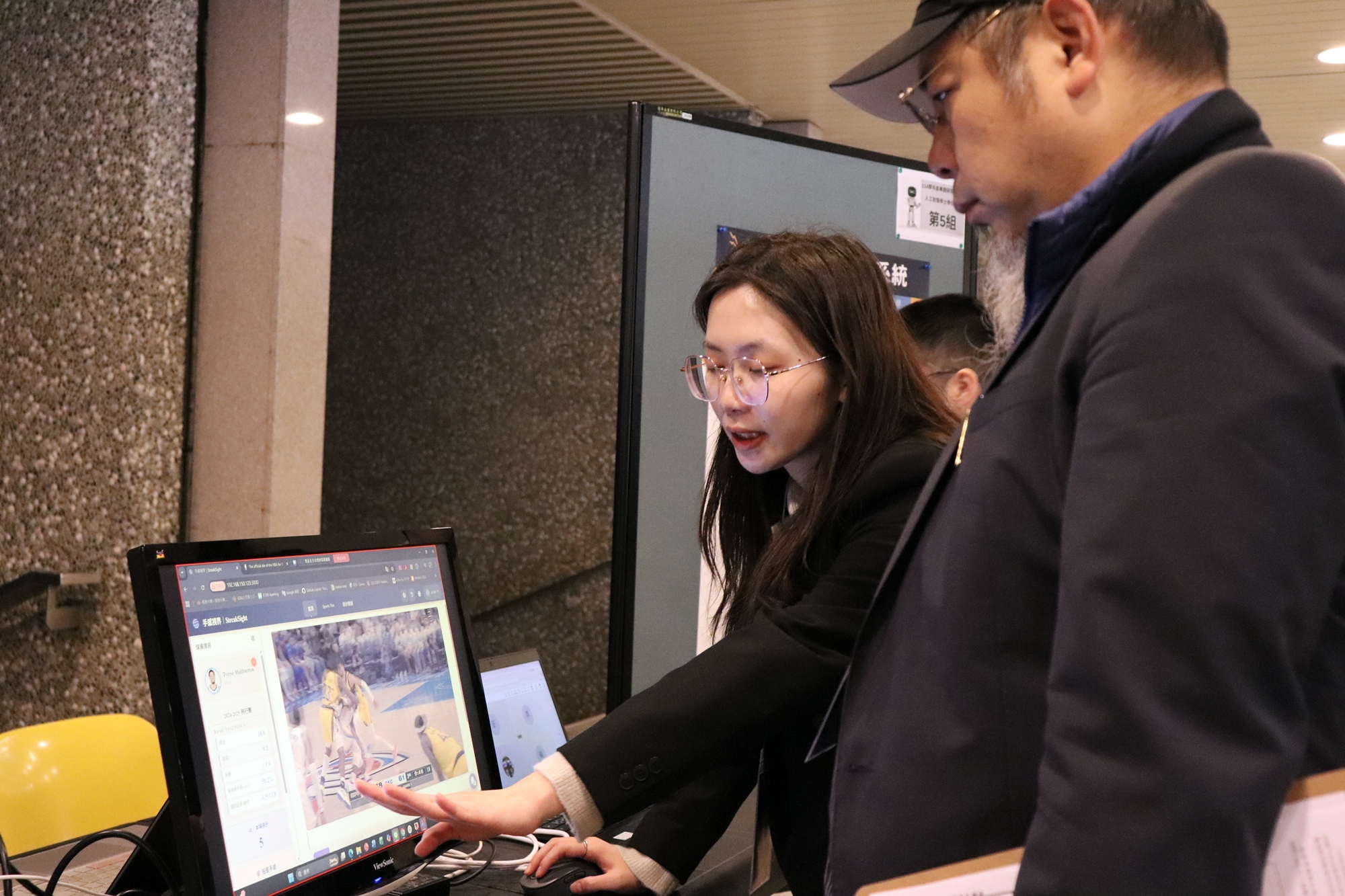 長庚大學資工、AI兩系聯合畢展，同學們仔細向評審與參觀師生介紹專題成果。