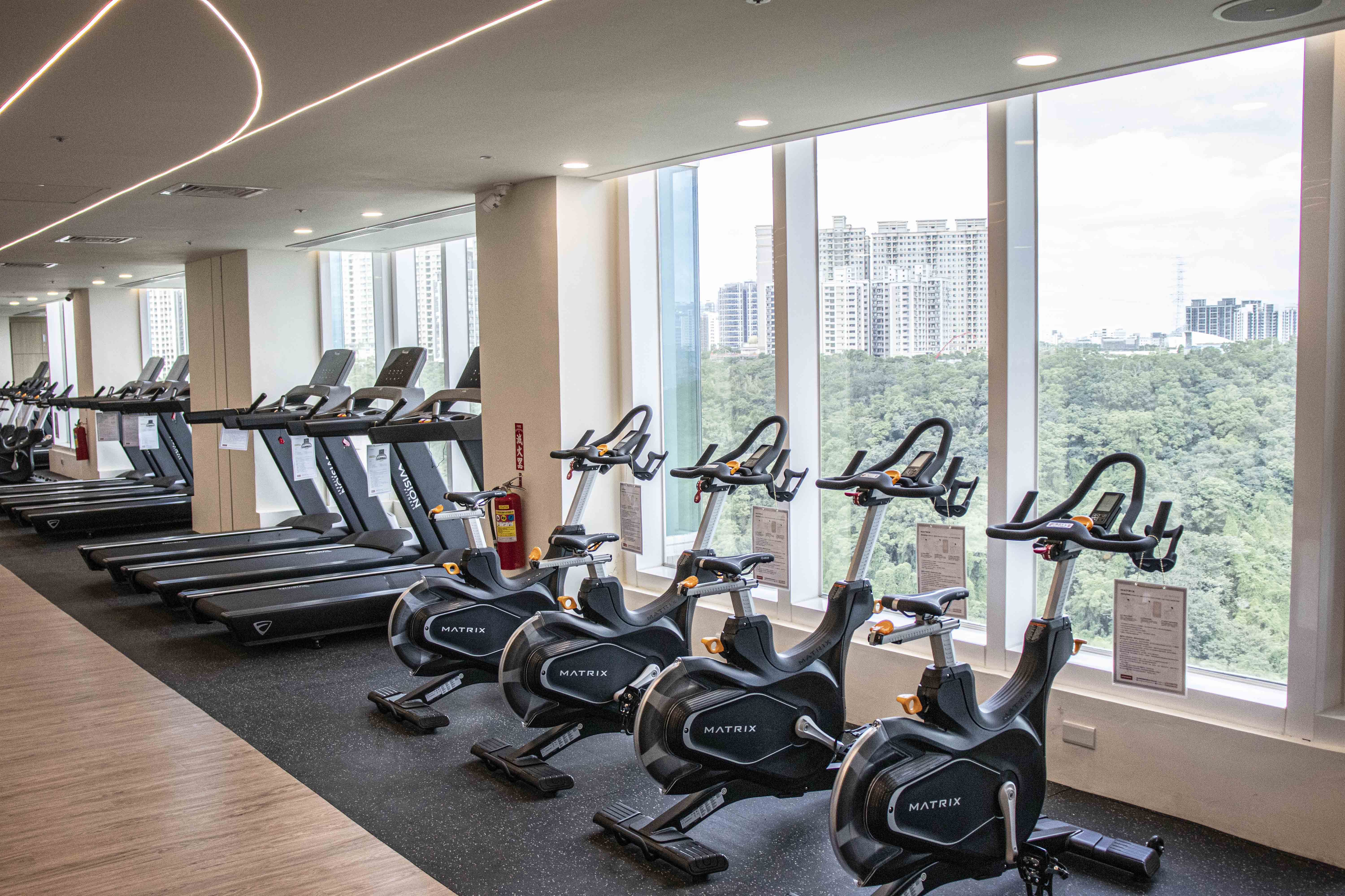 長庚大學第一學舍景觀休憩區、健身房，可以飽覽綠意景觀與遠眺101大樓。