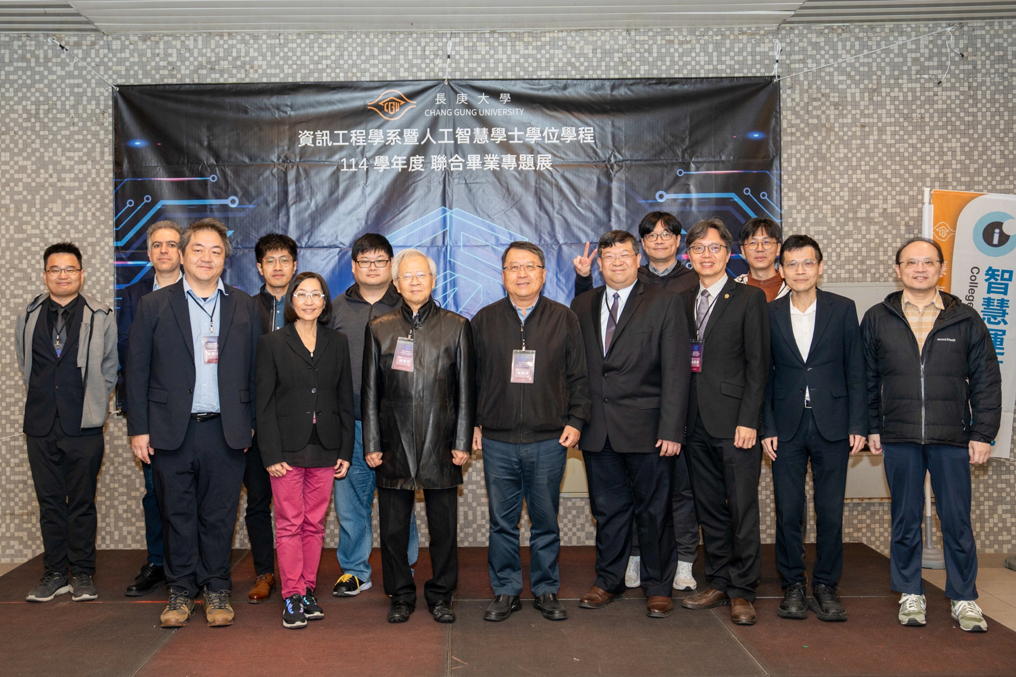 湯明哲校長(前排左三)與資工系、AI學士學位學程師長於開幕式上合影。